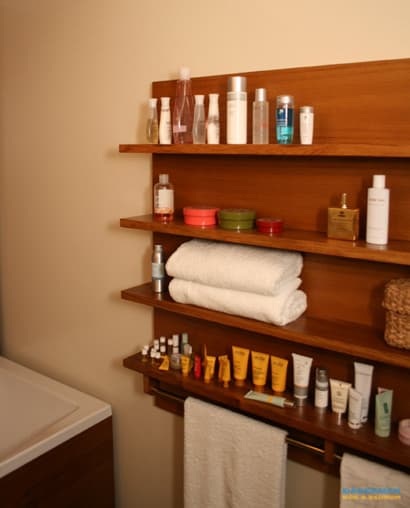 Badrum med träliknande inslag