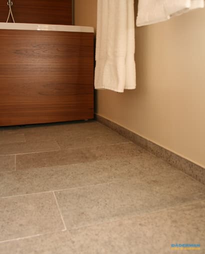 Badrum med träliknande inslag