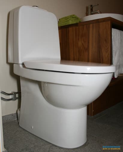 Badrum med träliknande inslag