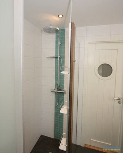 Badrum med två runda tvättställ