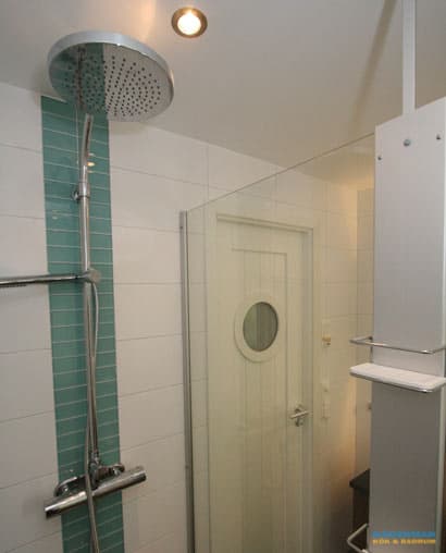 Badrum med två runda tvättställ