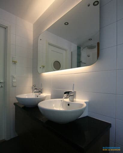 Badrum med två runda tvättställ