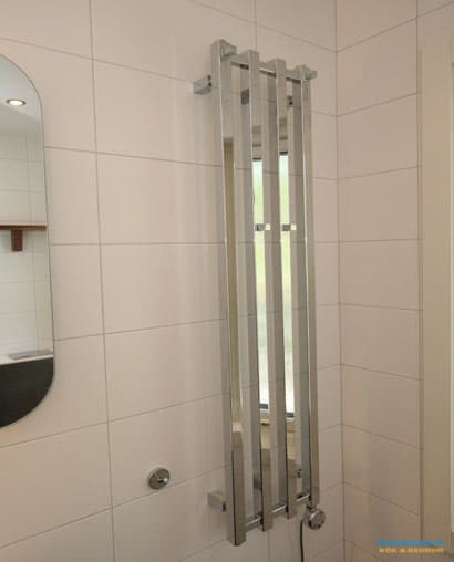 Badrum med två runda tvättställ