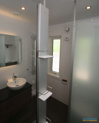 Badrum med två runda tvättställ