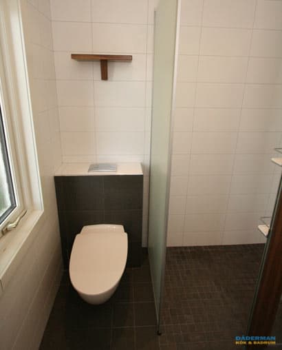 Badrum med två runda tvättställ