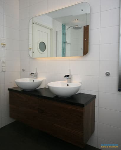 Badrum med två runda tvättställ