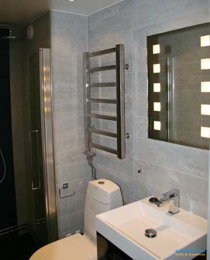 Badrum med utanpåliggande rör