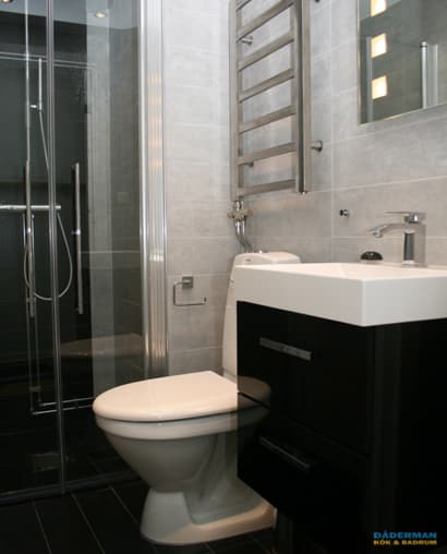 Badrum med utanpåliggande rör