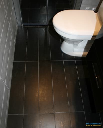 Badrum med utanpåliggande rör