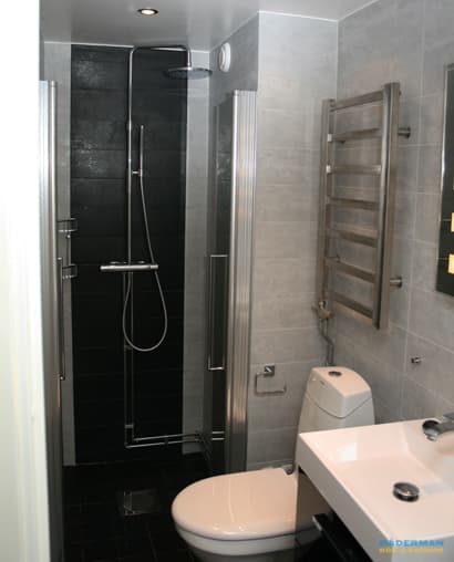 Badrum med utanpåliggande rör