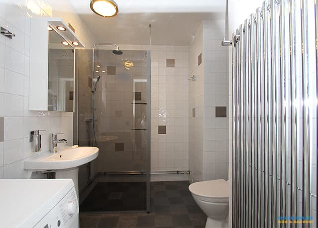 Badrum med utanpåliggande rör