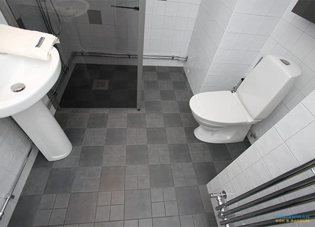 Badrum med utanpåliggande rör