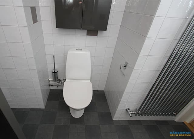 Badrum med utanpåliggande rör