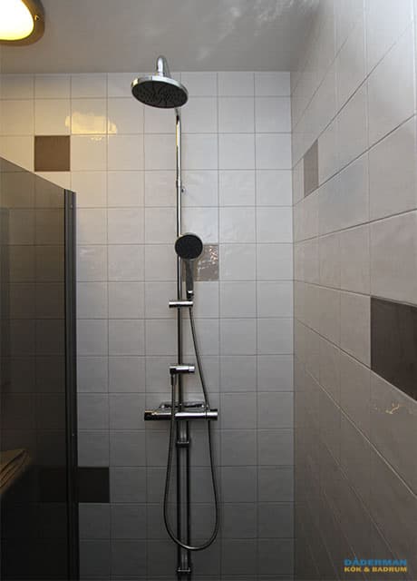 Badrum med utanpåliggande rör