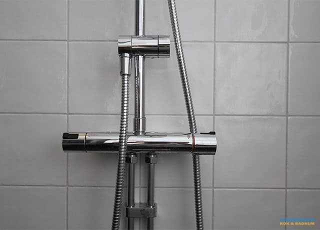 Badrum med utanpåliggande rör