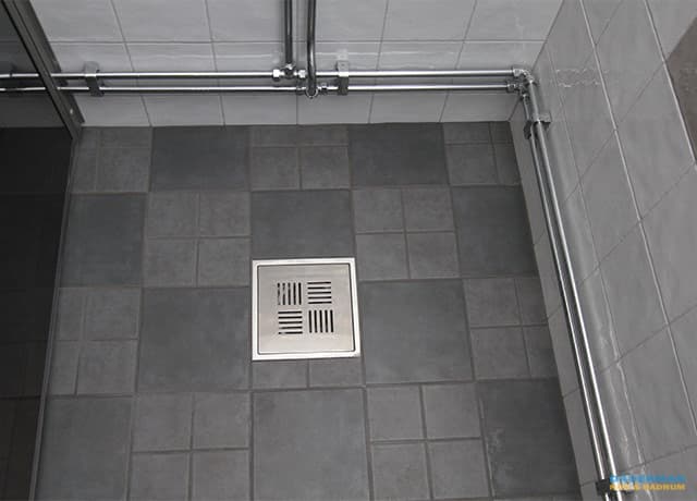 Badrum med utanpåliggande rör