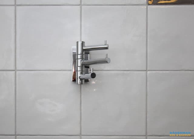 Badrum med utanpåliggande rör