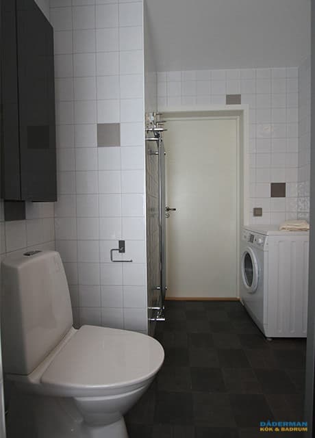 Badrum med utanpåliggande rör