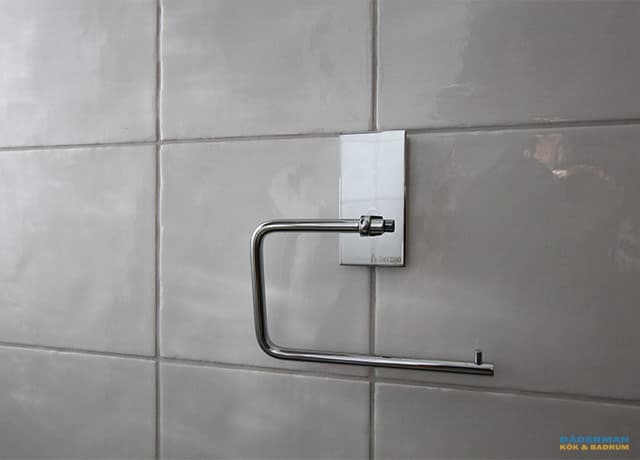 Badrum med utanpåliggande rör