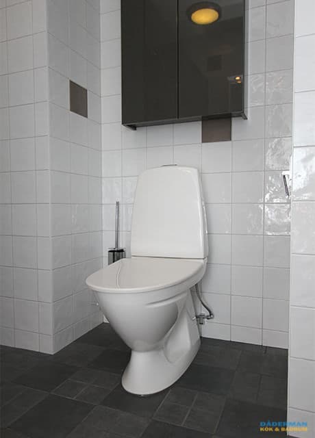 Badrum med utanpåliggande rör