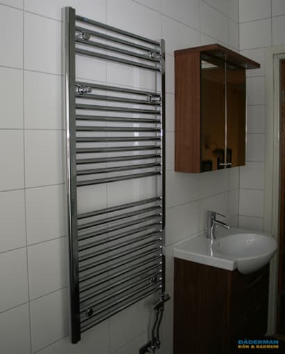 Badrum med vägghängd inredning