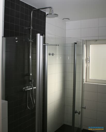 Badrum med vägghängd inredning