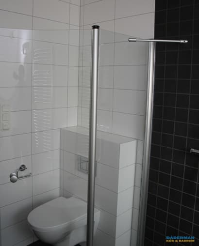 Badrum med vägghängd inredning