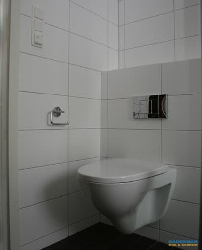 Badrum med vägghängd inredning