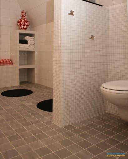 Barnvänligt badrum med mosaik