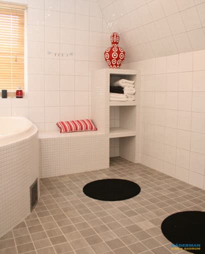 Barnvänligt badrum med mosaik