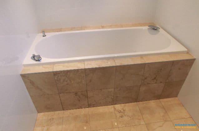 Designtoalett och inkaklat badkar