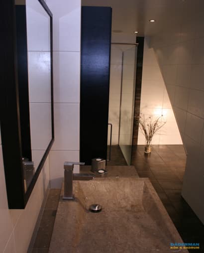 Exklusivt badrum med handfat i natursten