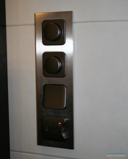 Exklusivt badrum med handfat i natursten