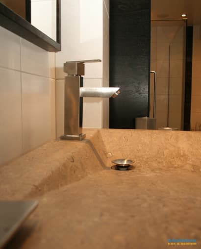 Exklusivt badrum med handfat i natursten