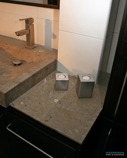 Exklusivt badrum med handfat i natursten