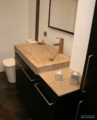 Exklusivt badrum med handfat i natursten