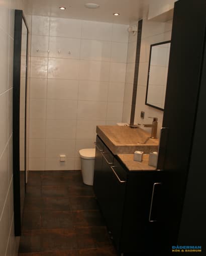 Exklusivt badrum med handfat i natursten