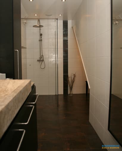 Exklusivt badrum med handfat i natursten