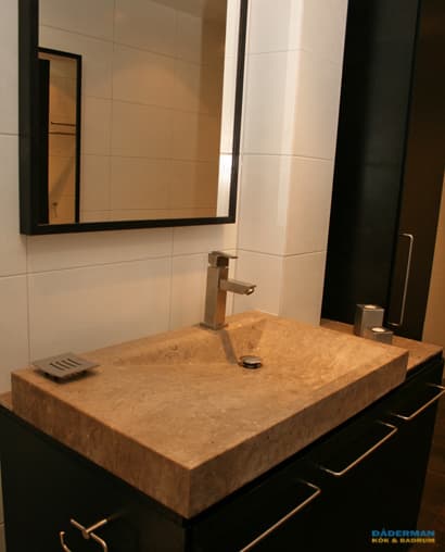 Exklusivt badrum med handfat i natursten