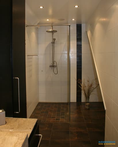 Exklusivt badrum med handfat i natursten