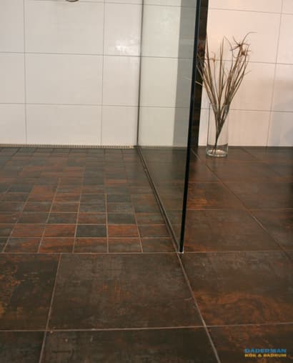 Exklusivt badrum med handfat i natursten