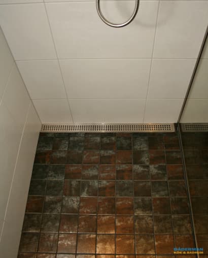 Exklusivt badrum med handfat i natursten