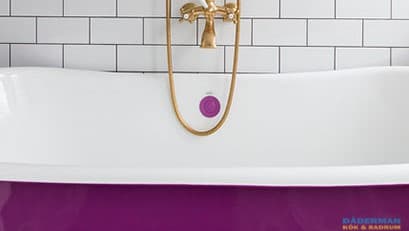 ett badrum med dådermans logga