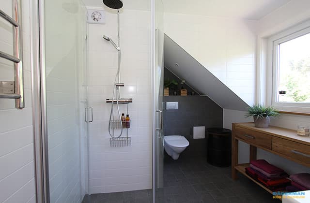 Skandinaviskt badrum med separat toalettdel