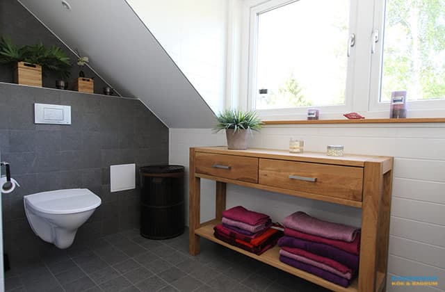 Skandinaviskt badrum med separat toalettdel