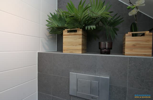 Skandinaviskt badrum med separat toalettdel