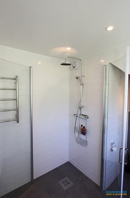 Skandinaviskt badrum med separat toalettdel