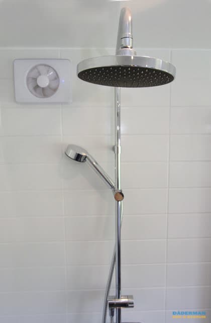 Skandinaviskt badrum med separat toalettdel