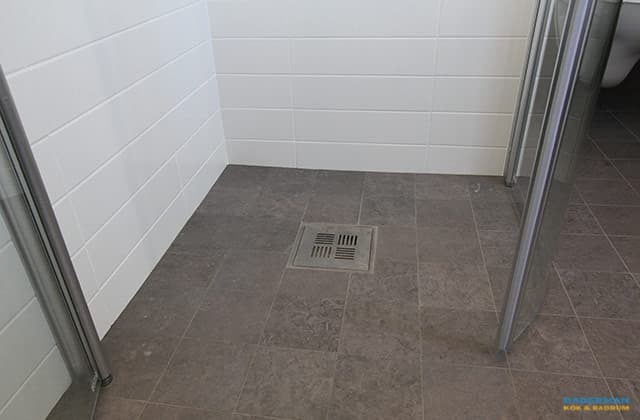 Skandinaviskt badrum med separat toalettdel