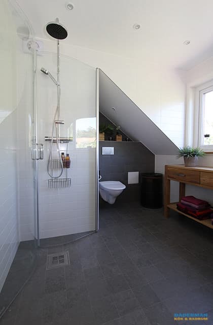 Skandinaviskt badrum med separat toalettdel